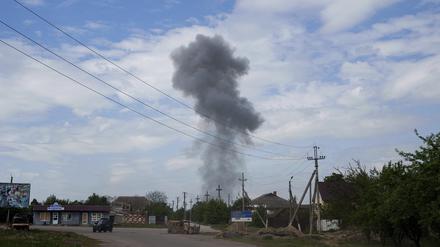 Nach einem russischen Luftangriff auf ein Wohnviertel steigt Rauch über den Häusern auf.