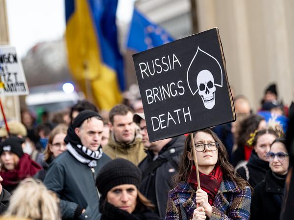 „Russland bringt den Tod“: ein Schild bei der Ukraine-Demo vor dem Brandenburger Tor.
