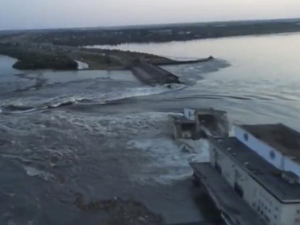 Dieses vom ukrainischen Präsidialamt über AP veröffentlichte Videostandbild zeigt Wasser, das durch einen Durchbruch im Kachowka-Staudamm fließt. 