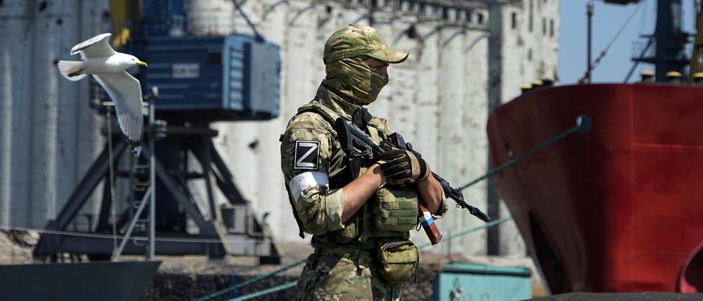 Ein russischer Soldat in Mariupol.