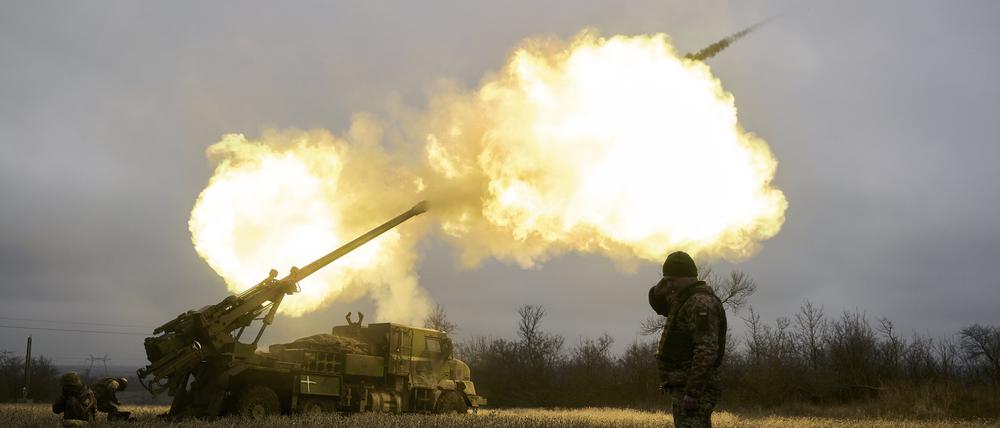 Awdijiwka: Ukrainische Soldaten feuern eine Haubitze auf russische Stellungen.