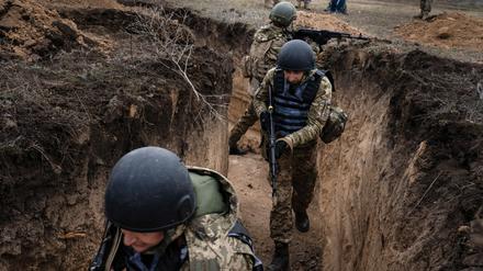 Ukrainische Soldaten der Brigade 63 bei einem militärischen Training, bei dem ein Angriff in den Schützengräben simuliert wurde. 