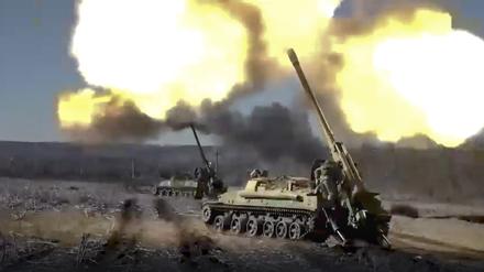 Auf diesem vom Pressedienst des russischen Verteidigungsministeriums veröffentlichten Foto, das von einem Video stammt, feuern selbstfahrende Kanonen der russischen Armee auf ukrainische Truppen an einem nicht genannten Ort. 