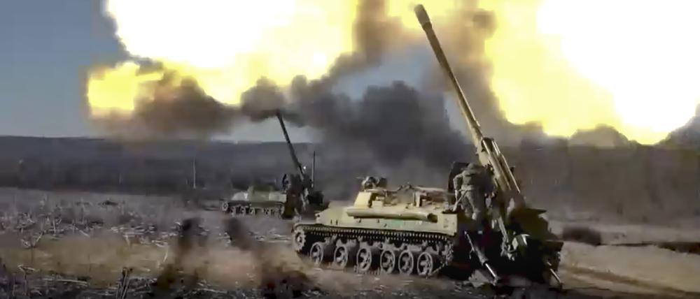 Auf diesem vom Pressedienst des russischen Verteidigungsministeriums veröffentlichten Foto, das von einem Video stammt, feuern selbstfahrende Kanonen der russischen Armee auf ukrainische Truppen an einem nicht genannten Ort. 