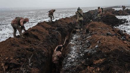Ukrainische Soldaten ziehen einen Graben in der Nähe von Bachmut. 