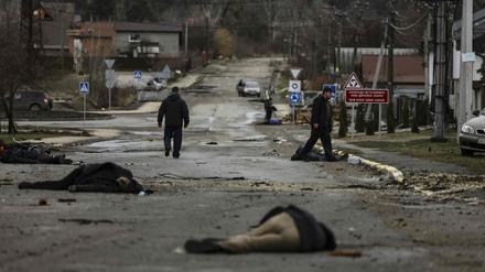 Im Kiewer Vorort Butscha wurde ein Massaker angerichtet, für das mutmaßlich russische Streitkräfte verantwortlich sind. 