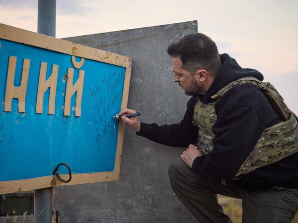 Bei seinem Besuch hinterließ Selenskyj eine Botschaft auf dem Schild der „Schlangeninsel“ (Zmiinyi Island) in der Region Odessa.