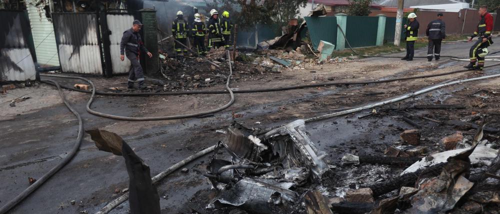 Feuerwehrleute kämpfen gegen die Nachwirkungen des russischen Angriffs auf Kiew.