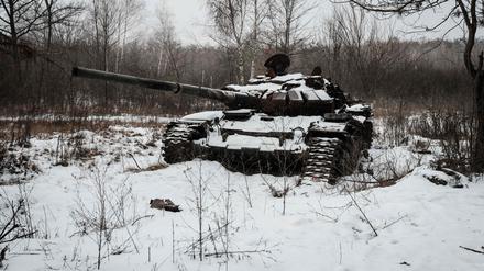 Ein verlassener russischer Panzer in der Ostukraine