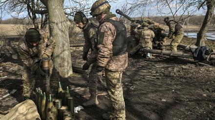 Ukrainische Soldaten bereiten 105mm Howitzer zum Abschuss auf russische Stellungen in Bachmut vor.