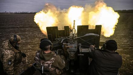 Ukrainische Soldaten feuern mit einem Flugabwehrgeschütz auf russische Stellungen bei Bachmut am 20. März 2023