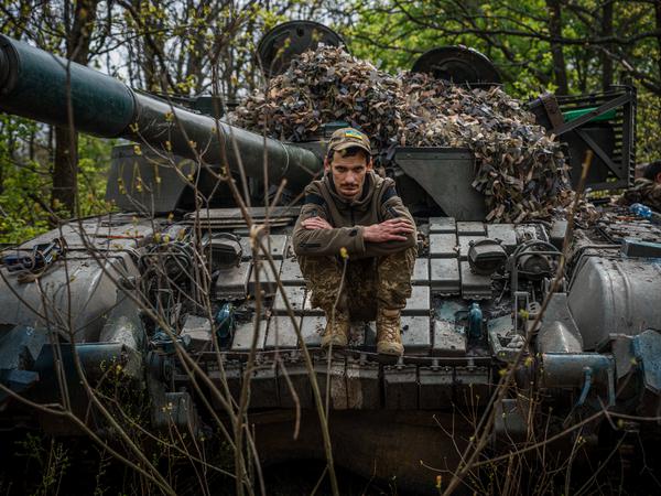 Ein ukrainischer Soldat auf seinem Panzer nahe Bachmut. 