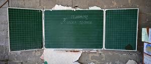 Eine zerstörte Schule in der Ukraine, aufgenommen im März 2023.