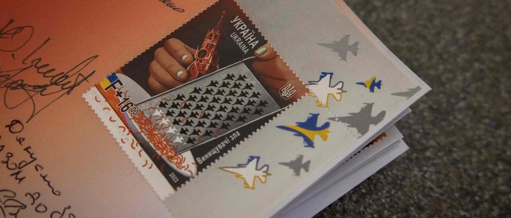 Die neuen ukrainischen Briefmarken mit dem Titel „Kämpfer des Bösen“.