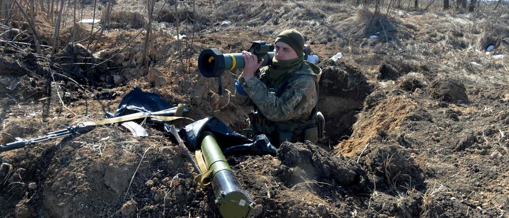 Ein ukrainischer Soldat hält eine Panzerabwehrrakete des Typs „Javelin“.