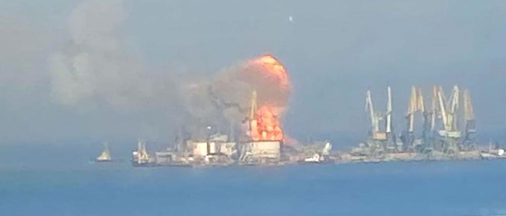 Ein russisches Landungsschiff brennt im Hafen von Berdjansk, etwa 60 Kilometer südwestlich von Mariupol.
