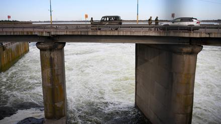 Russische Ingenieure am Nord-Krim-Kanal, der am Reservoir des Kachowka-Dammes anfängt.