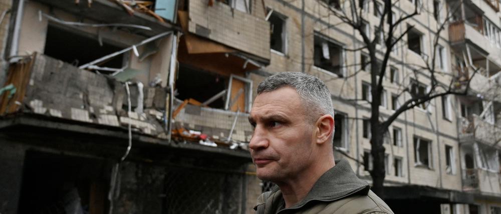 Kiews Bürgermeister Vitali Klitschko begutachtete am Mittwochmorgen die Auswirkungen der russischen Raketenangriffe.
