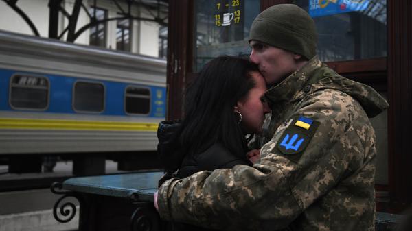 Abschied am Bahnhof von Lviv: Viele ukrainische Familien wurden durch den russischen Angriffskrieg getrennt. 
