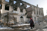 Folgen des Krieges. Eine ältere Frau läuft durch die Ruinen der Stadt Vuhlehirsk nahe Donesk. Die meisten Orte im Osten sind stark zerstört.