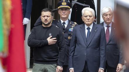Dieses von dem Büro des italienischen Präsidenten veröffentlichte Foto zeigt Sergio Mattarella (r), Präsident von Italien, mit Wolodymyr Selenskyj, Präsident der Ukraine, vor ihrem Treffen im Quirinalspalast. 