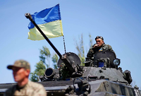 Ein ukrainischer Soldat springt am Dienstag von einem in Kämpfen mit Separatisten stark beschädigten Panzer.