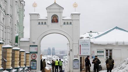In der Ukraine hat der Geheimdienst SBU Razzien in mehreren Klöstern der ukrainisch-orthodoxen Kirche des Moskauer Patriarchats vorgenommen und das mit Spionageabwehr begründet.