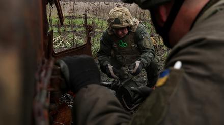 Mitglieder des Entminungsteams des Bataillons Dnipro 1 der ukrainischen Nationalgarde untersuchen Minenfelder, während Russlands Angriff auf die Ukraine im nördlichen Teil der Region Donezk anhält.