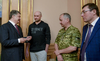 Arkadi Babtschenko wird vom ukrainischen Präsidenten Petro Poroschenko (li.) empfangen. Ebenfalls anwesend:  Generalstaatsanwalt Juri Luzenko und Geheimdienstchef Wassyl Hryzak (v.r.).