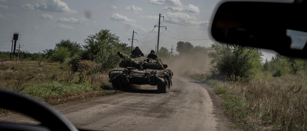 Ukrainische Soldaten fahren einen Panzer in der Nähe des Dorfes Robotyne. 