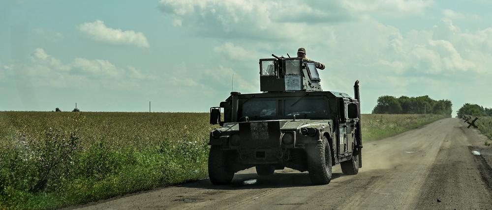 Ukrainische Soldaten in einem Hummer. (Archivfoto)