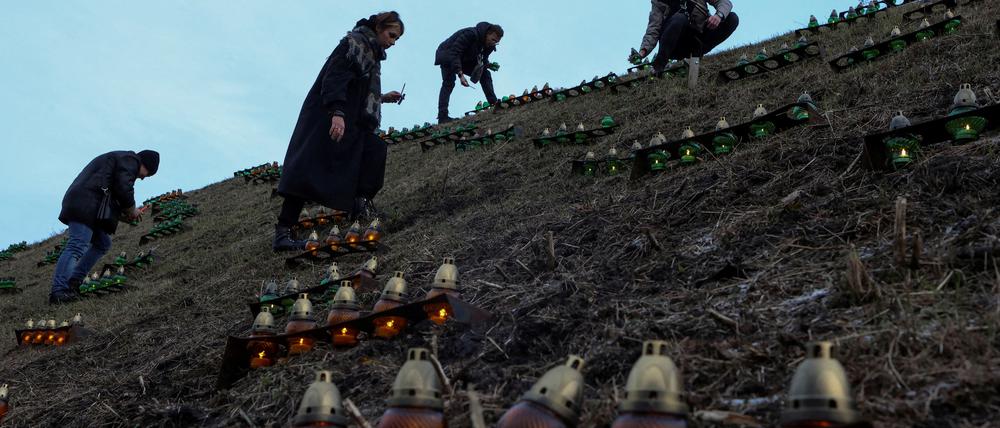 People light candles at the compound of a memorial complex to Holodomor victims during a ceremony commemorating the famine of 1932-33, in which millions died of hunger, in Kyiv, Ukraine November 25, 2023. The ceremony takes place as Russia's attack on Ukraine continues. REUTERS/Sofiia Gatilova     TPX IMAGES OF THE DAY     