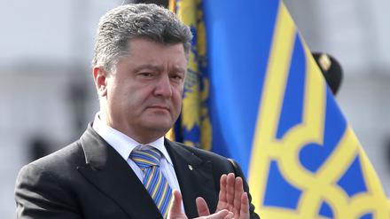 Der ukrainische Präsident Petro Poroschenko applaudiert am 24. August 2014 während der Feierlichkeiten zum ukrainischen Unabhängigkeitstag auf dem Unabhängigkeitsplatz in der Innenstadt von Kiew, Ukraine. 
