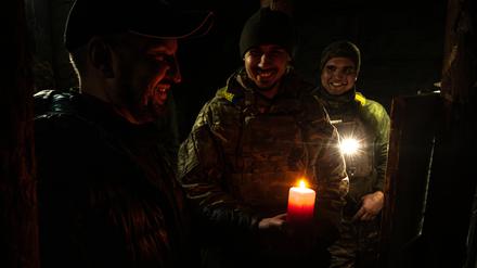 Ukrainische Soldaten an der Front im Donbass mit Friedenslicht aus Bethlehem.