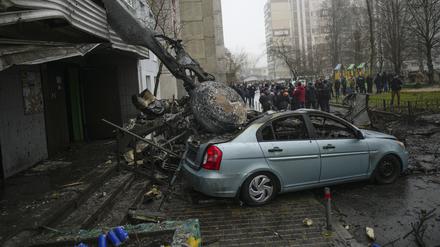 Bei einem Hubschrauberabsturz kommen der ukrainische Innenminister und mindestens 17 weitere Menschen ums Leben.