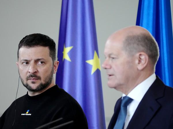Volodymyr Zelensky, presidente de Ucrania, y el canciller federal Olaf Scholz hablan en una conferencia de prensa después de sus conversaciones en la Cancillería Federal.