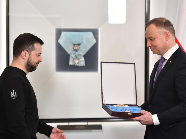  Andrzej Duda überreicht Wolodymyr Selenskyjbei einem Treffen im Präsidentenpalast den Orden des „Weißen Adlers“. (Radek Pietruszka/PAP/dpa)