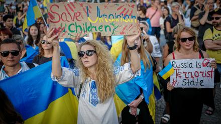 24.08.2023, Berlin: Im Rahmen des Ukrainischen Unabhängigkeitstag demonstrieren Menschen unter dem Motto «UkrainianIndependenceDay» vor dem Brandenburger Tor. Auf einem Plakat steht geschrieben «Save ukrainian children» (dt. rettet ukrainische Kinder). Foto: Kay Nietfeld/dpa +++ dpa-Bildfunk +++