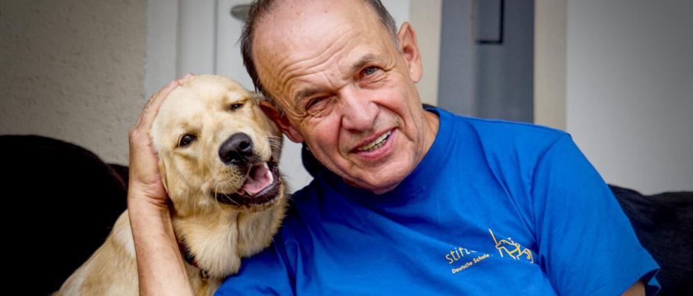 Ulrich Strasse von der Stiftung Deutsche Schule für Blindenführhunde aus Berlin-Müggelheim, die Labradore für Blinde und sehbehinderte Menschen züchtet und ausbildet.