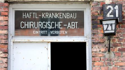 Ein Schriftzug „Häftlingskrankenbau“ und „Chirurgische Abteilung“ steht über der Tür von Block 21 im früheren Konzentrationslager Auschwitz in Oswiecim. 