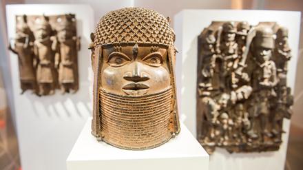 Drei Raubkunst-Bronzen aus dem Land Benin in Westafrika sind im Museum für Kunst und Gewerbe (MKG) in einer Vitrine ausgestellt. 