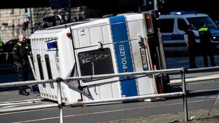 09.04.2023, Berlin: Ein umgekipptes Polizeifahrzeug liegt nach einem Unfall vor dem Bahnhof Zoo auf einer Kreuzung. Bei dem Zusammenstoß mit einem Auto wurden Autofahrer und zwei Polizisten leicht verletzt.