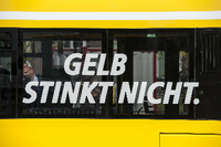 «E-Bus Berlin» steht am 31.08.2015 in Berlin auf dem Display eines Busses der Berliner Verkehrsbetriebe (BVG). In einem Pilotprojekt fahren die Busse der Linie 204 vom Zoo zum Südkreuz künftig im Elektrobetrieb.