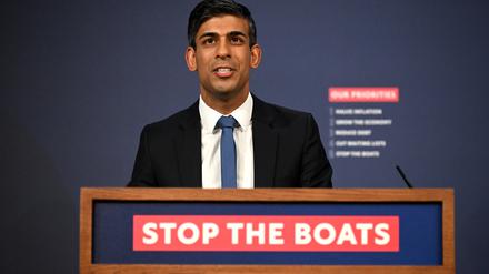 Rishi Sunak, Premierminister von Großbritannien, hat das „Stoppen der Boote“ zur Top-Priorität seiner Amtszeit erklärt. 