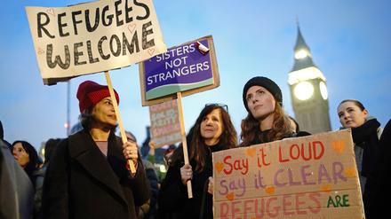 Menschen nehmen in London an einer Demonstration teil, um gegen das umstrittene Asylgesetz zu protestieren. 