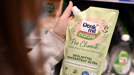 «Pro Climate umweltneutrales Produkt» steht auf einer Spülmittelpackung der dm Eigenmarke „Denkmit“. Richter in Karlsruhe haben nun entschieden: Dieses Versprechen kann die Dorgeriekette nicht einlösen.