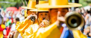 Darsteller einer koreanischen Gruppe treten beim Umzug des Karnevals der Kulturen in Berlin-Kreuzberg auf.