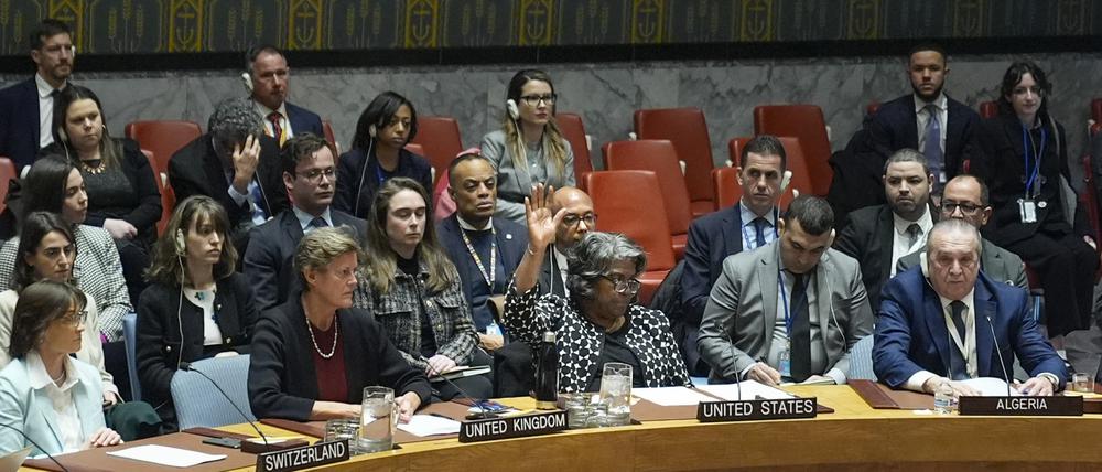 20.02.2024, USA, New York: Linda Thomas-Greenfield (M), Botschafterin der USA bei den Vereinten Nationen, stimmt während einer Sitzung des Sicherheitsrates im Hauptquartier der Vereinten Nationen gegen eine Resolution zum Waffenstillstand im Gazastreifen. Im Weltsicherheitsrat ist ein Resolutionsentwurf mit der Forderung nach einer sofortigen Waffenruhe im Gazastreifen gescheitert.