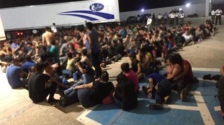 Migranten stehen am 5. März 2023 im östlichen Bundesstaat Veracruz vor einem verlassenen Lkw-Anhänger.