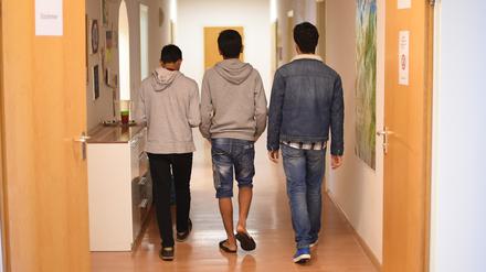 Minderjährige Ausländer laufen den Flur eines Kinder- und Jugendhilfezentrums entlang. 